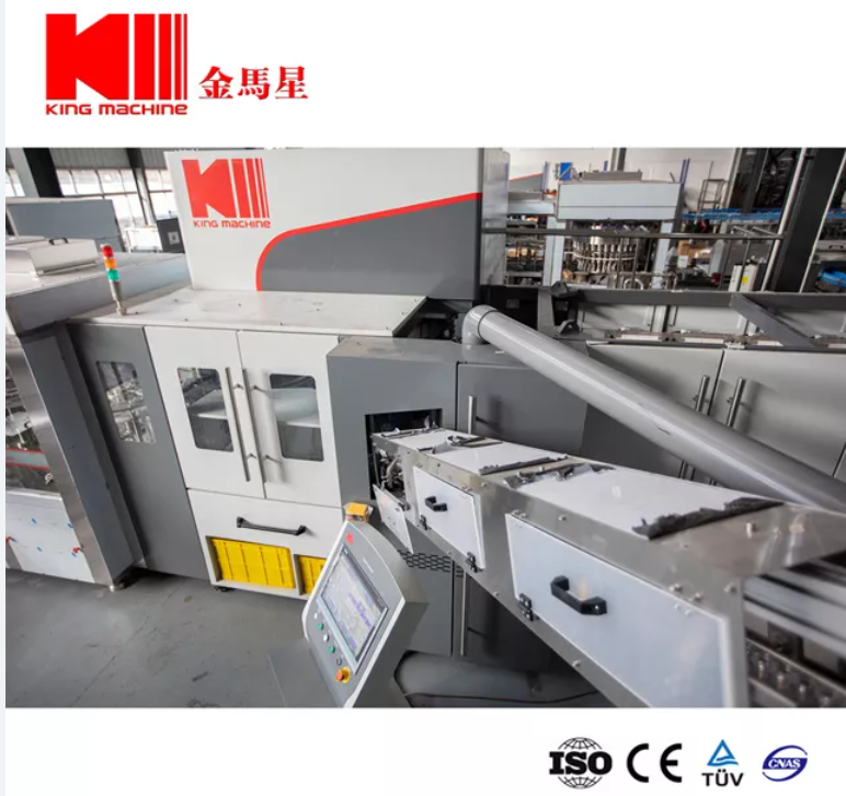 Na King Machine, somos um l&iacute;der de confian&ccedil;a na ind&uacute;stria de embalagens de bebidas h&aacute; mais de duas d&eacute;cadas. Fornecemos m&aacute;quinas de embalagem de bebidas eficientes, confi&aacute;veis ​​e de ponta, projetadas para atender &agrave;s diversas necessidades da ind&uacute;stria de bebidas. Nossas m&aacute;quinas atendem a uma variedade de solu&ccedil;&otilde;es de embalagem, incluindo &aacute;gua, sucos, refrigerantes e bebidas energ&eacute;ticas. King Machine &eacute; seu parceiro preferido para todos os seus requisitos de embalagem de bebidas. Entre em contato conosco hoje para uma solu&ccedil;&atilde;o personalizada!