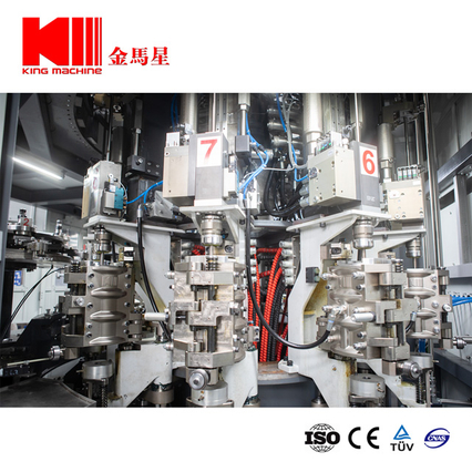 Pet engarrafado com água mineral que sopra a máquina de preenchimento